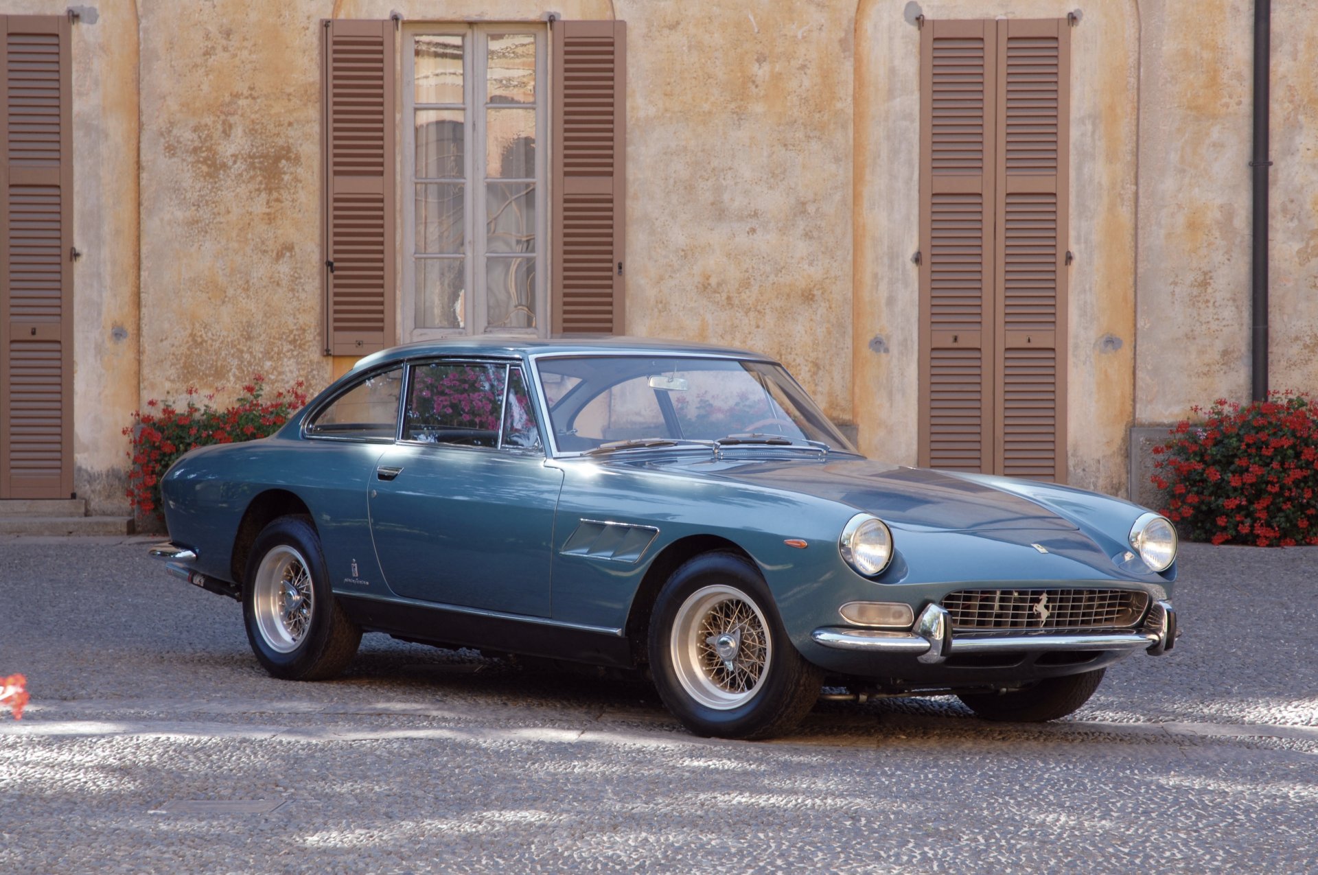 ferrari gt rétro bleu pavé