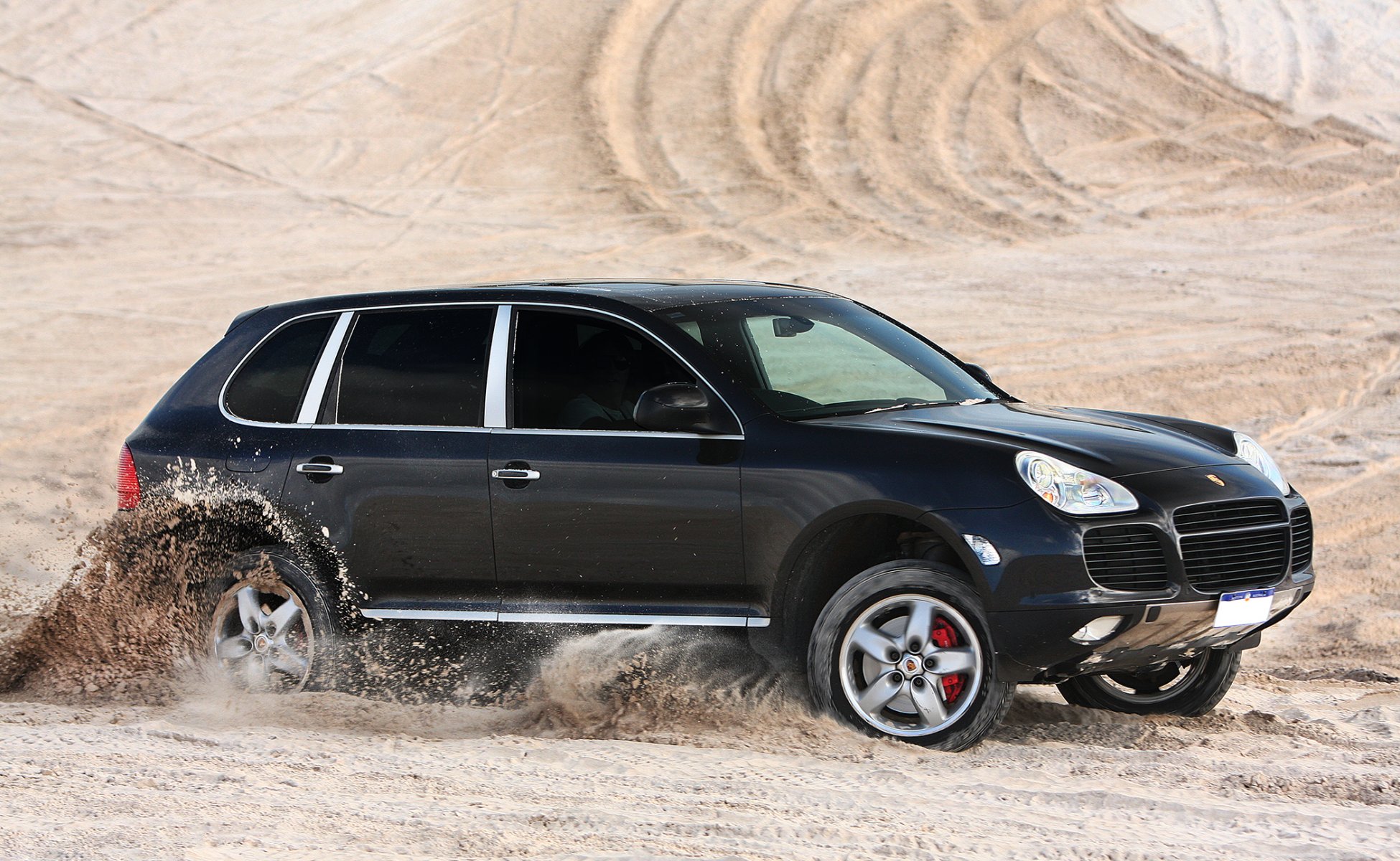 porsche cayena turbo negro arena velocidad desierto