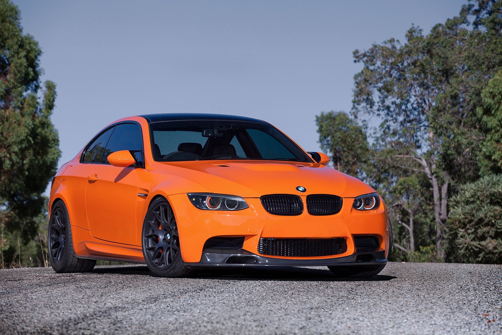 bmw m3 e92 arancione messa a punto bmw coupé alberi cielo