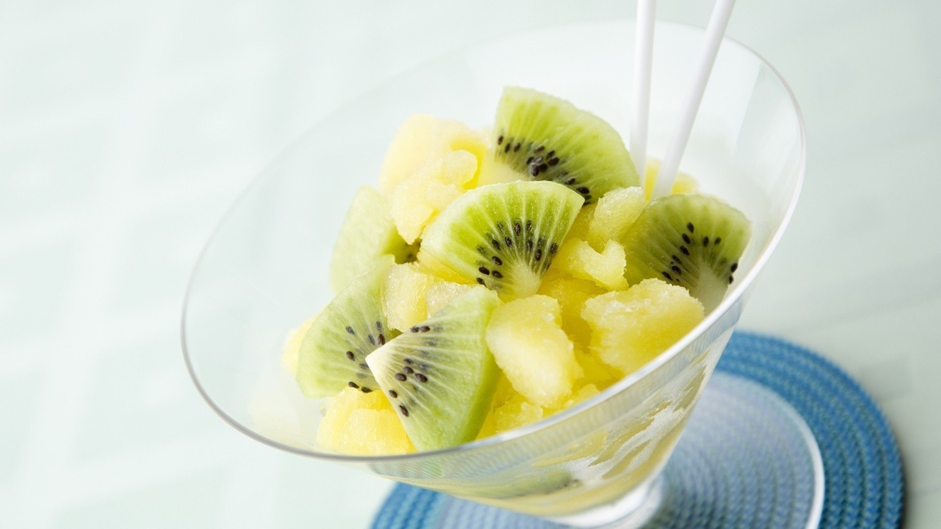 obst kiwi cocktail dessert grün weiß hintergrund