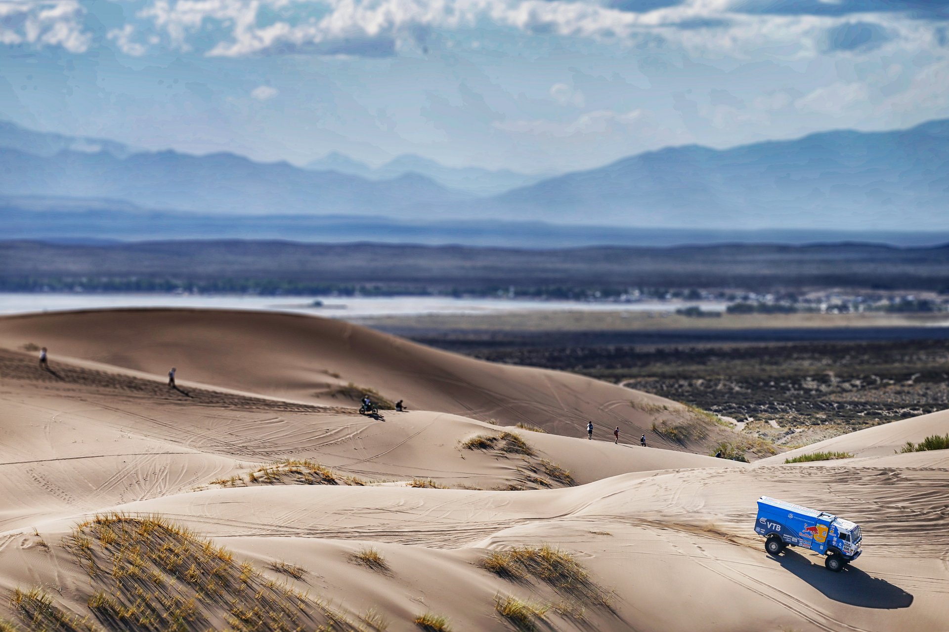 kamaz lkw dakar blau roter stier rallye draufsicht berge sand düne