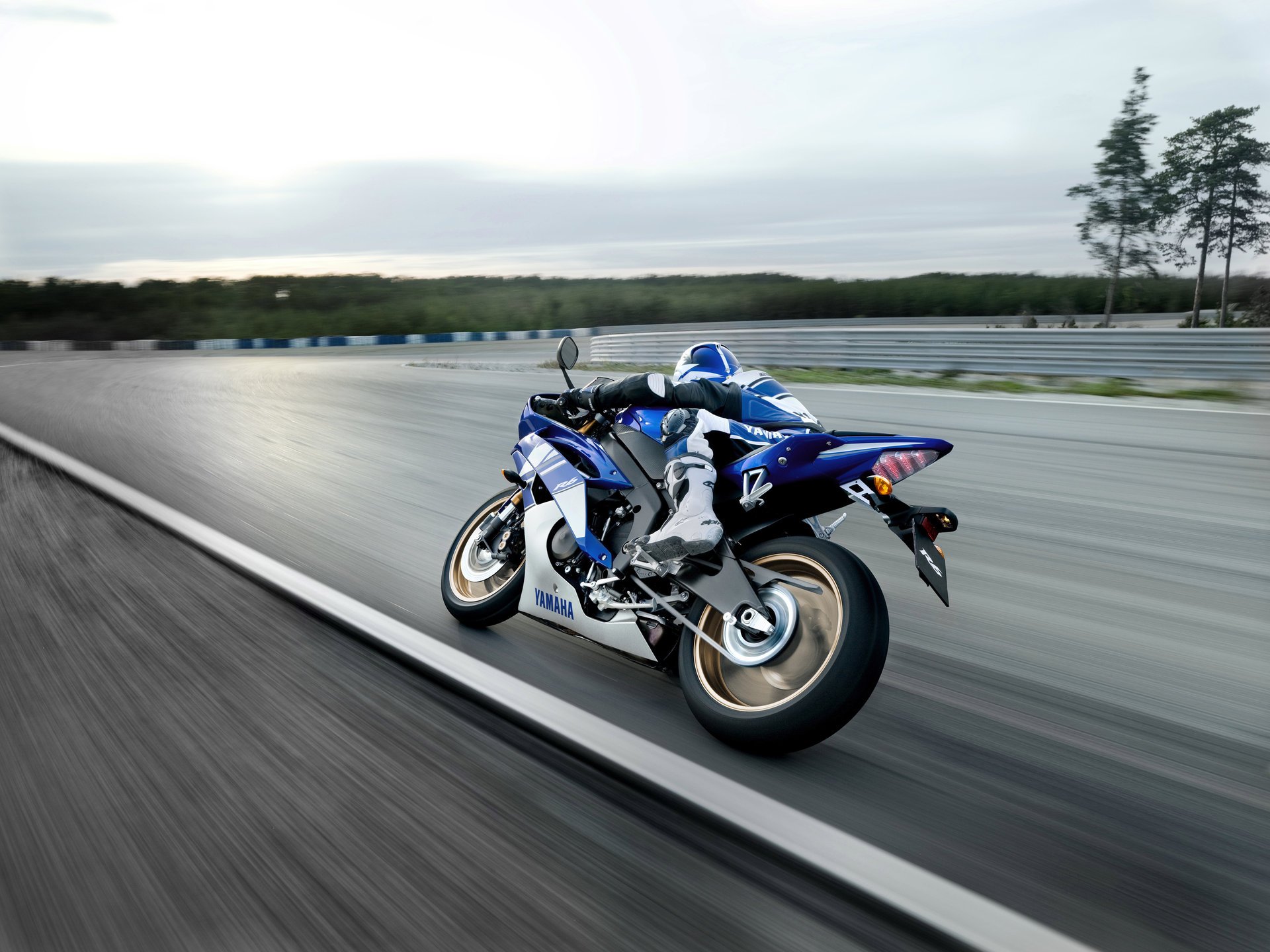 yamaha yzf-r6 2009 спортбайк белый синий мотоцикл мото р6 пилот шлем дорога скорость 2011