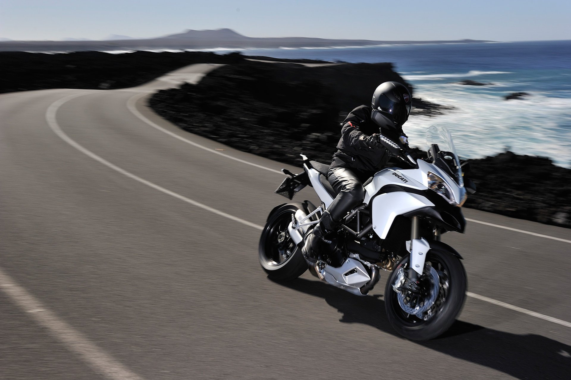 ducati multistrada 1200 s ducati ducati blanco carretera piloto casco velocidad diseño techno italia