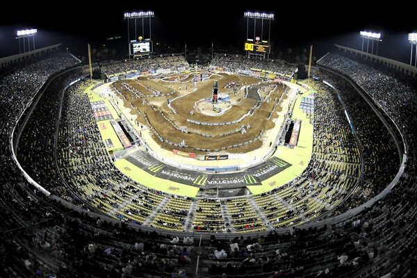 Carreras de motos en un estadio con un montón de espectadores