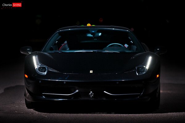 Coche deportivo con faros iluminados