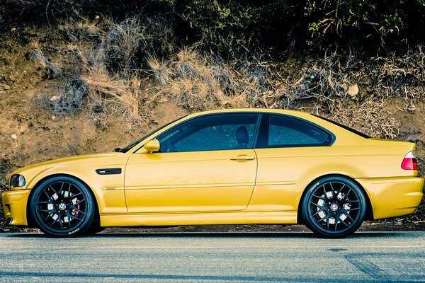 Giallo BMW M3 sulla strada