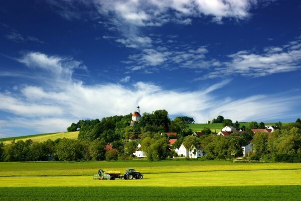 Heuhaufen auf einer grünen Wiese am Hügel