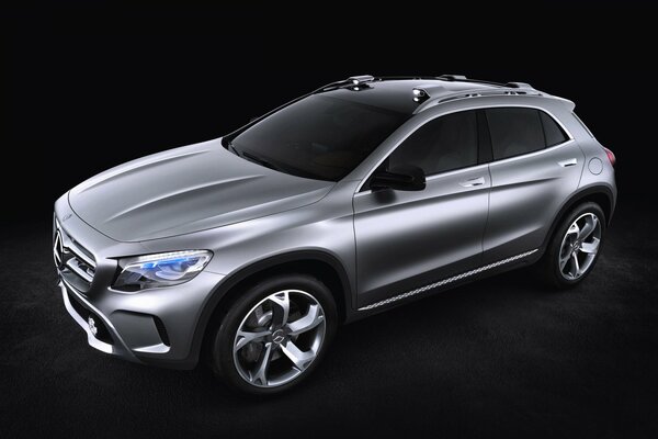 Mercedes benz GLA Kolor Srebrny