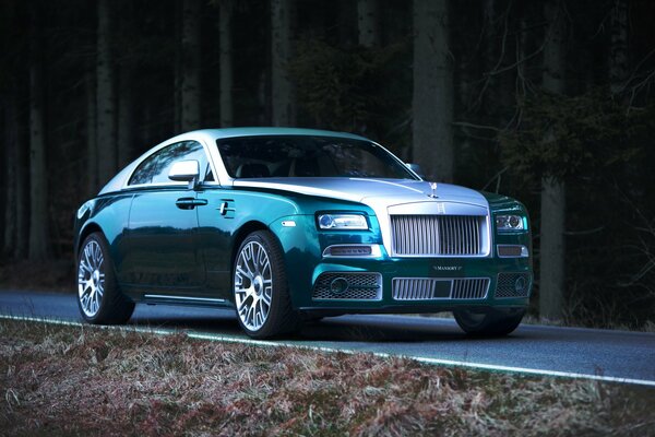 Blue Rolls-Royce Phantom avec un excellent tuning