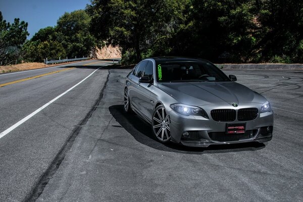 Sur le bord de la route BMW M5 argent métallique