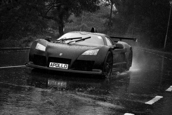 Gumpert Apollo sport sur la route sous la pluie