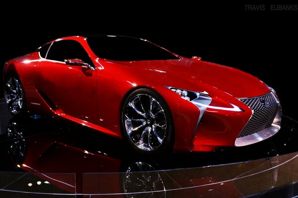 Concept car Lexus rossa in mostra