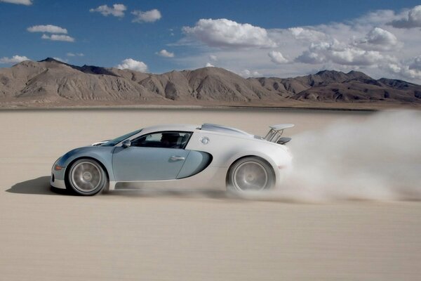 Bugatti bianco sul deserto del sale a Bonneville