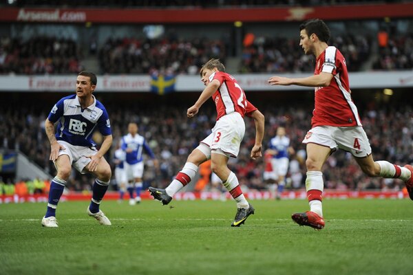 Joueurs de football jouent au football dans le stade