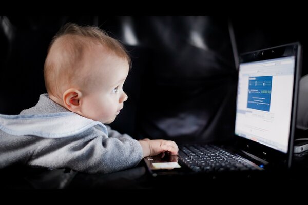 Enfant en bas âge travaillant dans un ordinateur portable