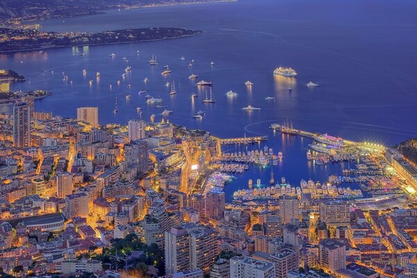 Città di Monaco costa con grattacieli