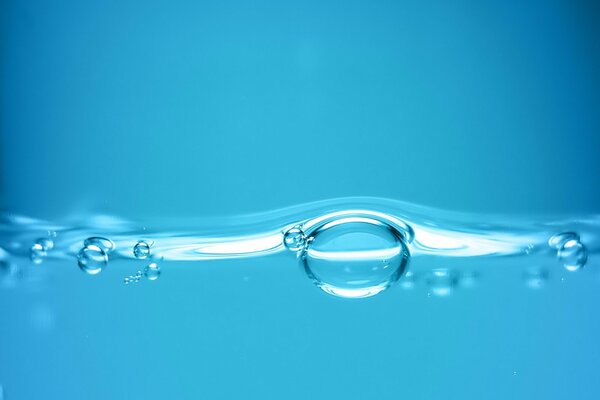 Burbujas bajo el agua sobre un fondo azul