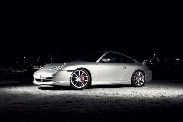 Auto plateado Porsche 911 en la noche