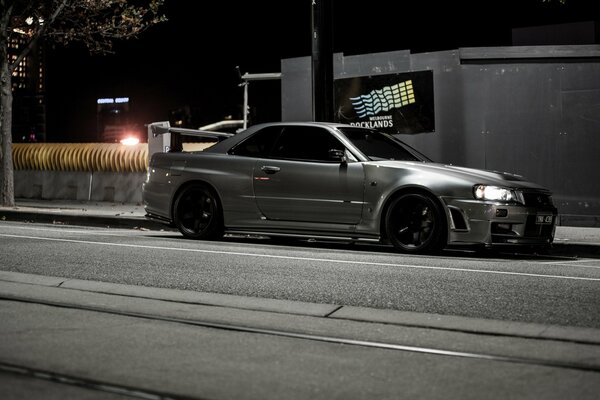 Nissan Skyline GT-R en kits de carrocería en la carretera