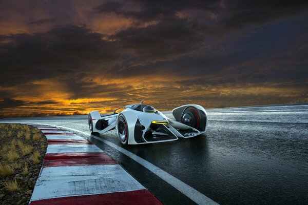 Coche de carreras en la pista en el fondo de la puesta del sol