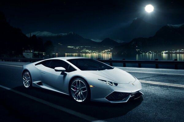 Sur la route de nuit sous la lune-Lamborghini blanc