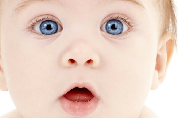 La cara del bebé de ojos azules migas con la boca abierta macro tiro