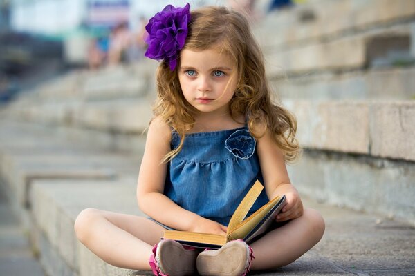 Jeune fille lisant un livre, humeur de livre