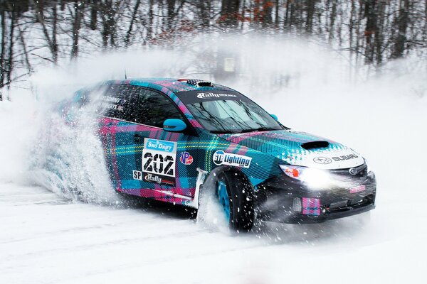 Drift den Subaru Impreza auf der Winterstraße