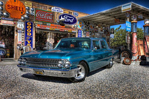 1961 Ford, un auto clásico en una gasolinera