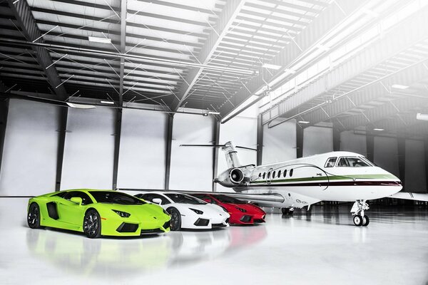 Lamborghini in 3 verschiedenen Farben mit Flugzeug