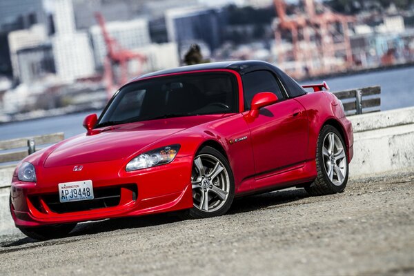 Roter Honda s2000 am Wasser