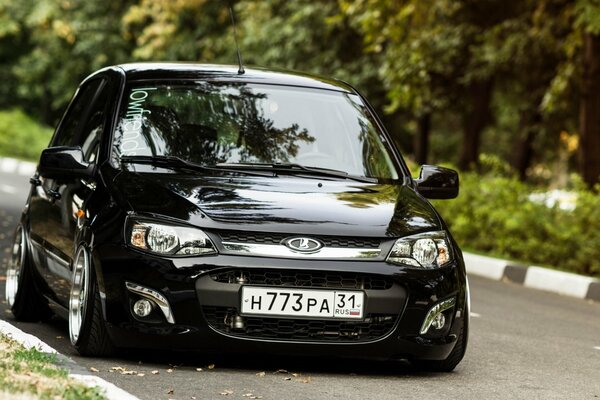 Voiture noire Lada kalina debout sur la route