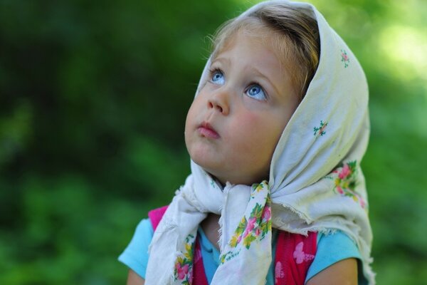 Niña de ojos azules en un pañuelo