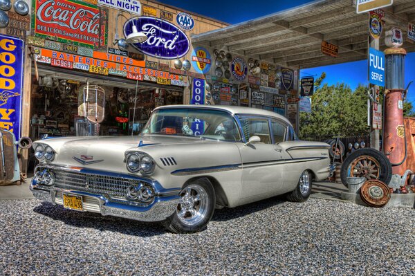 Pour la première fois, la voiture Chevrolet 1958 a fait le plein dans une station-service moderne