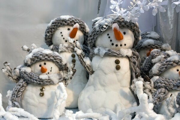 A family of snowmen is preparing for the new year