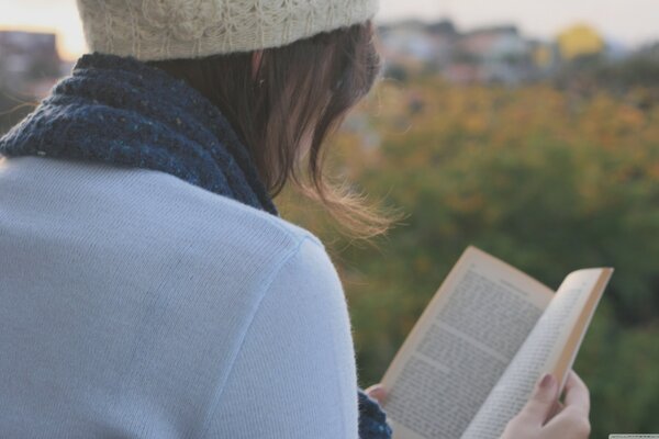 Chica leyendo un libro en la naturaleza