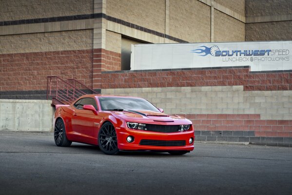 Chevrolet rojo cerca del edificio