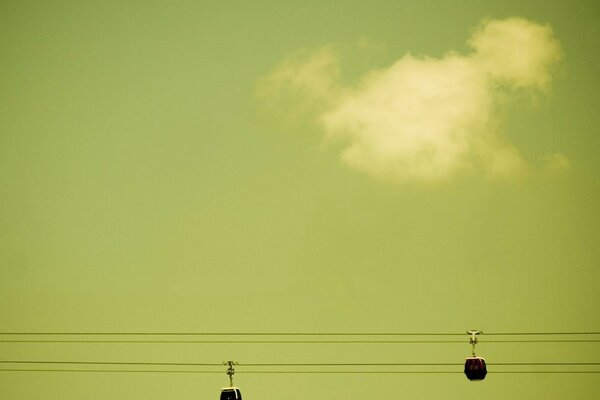 Ein Seil in den Himmel mit Wolken heben