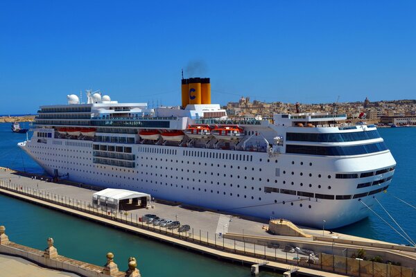 Navire de croisière et le quai attend les passagers