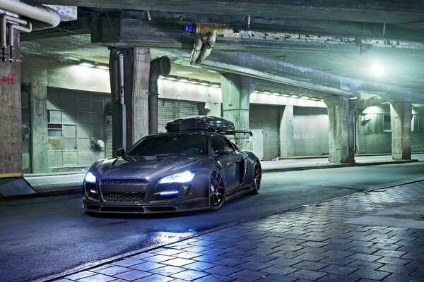 Audi azul en el estacionamiento nocturno