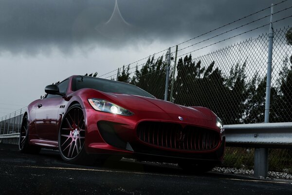 Getuntes Auto maserati granturismo bei bewölktem Wetter