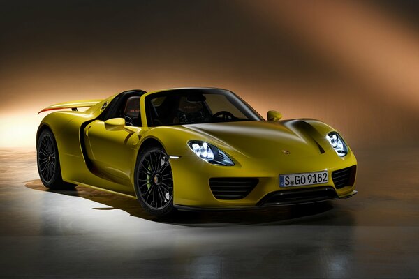 Porsche jaune foncé