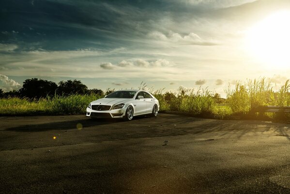 Blanco Mercedes Benz clase cls más equipado en comparación con la clase E