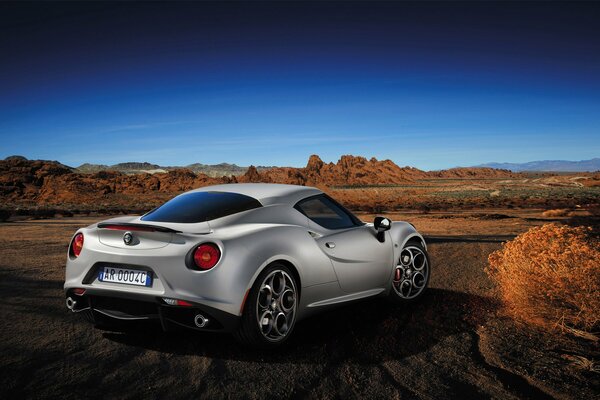 Voiture Alfa Romeo 4c, dans le désert chaud sous le soleil brûlant