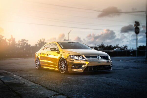 Volkswagen dorado o amarillo en la carretera de la noche