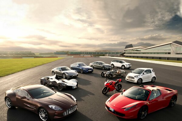 Aston martin ferrari, porsche, bmw, mercedes-benz, land rover classico della velocità