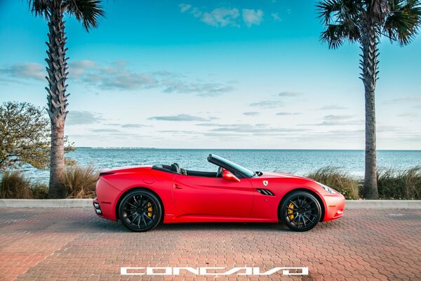 Kalifornia. Matowy czerwony Ferrari kabriolet z boku