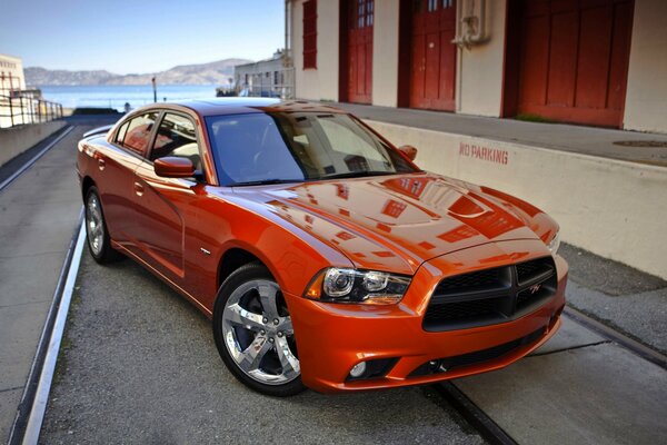 Coche naranja. Campana de moda