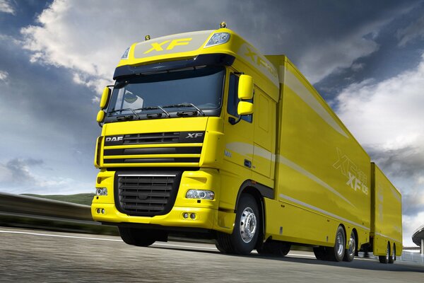 El camión amarillo DAF xf se ve impresionante y confiable