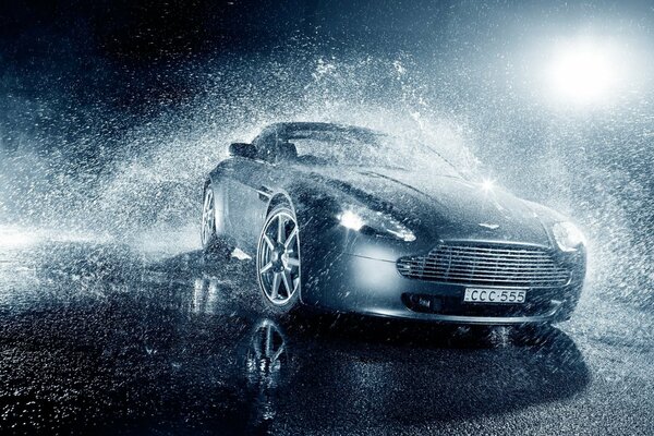 Aston Martin dans l éclairage sous la pluie